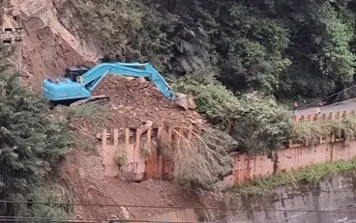 50遊客摸黑下山!八仙山遊樂區道路緊急搶通 園區持續休園