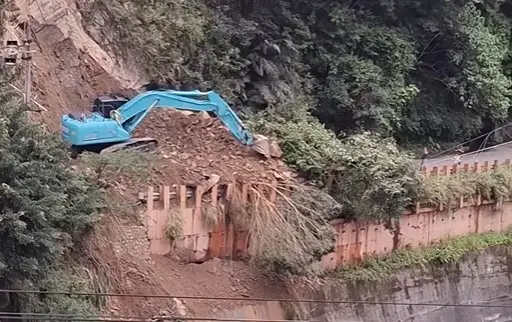 ▲八仙山國家森林遊樂區林道入口處邊坡坍塌，怪手緊急搶修。（圖／網友彭田田提供，2025.06.20）