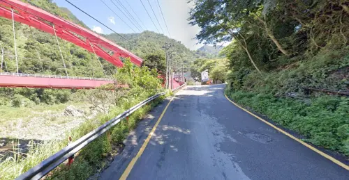 ▲邊坡坍塌的地點，距離中橫篤銘橋不到100公尺。（圖／翻攝google街景圖，2025.06.20）