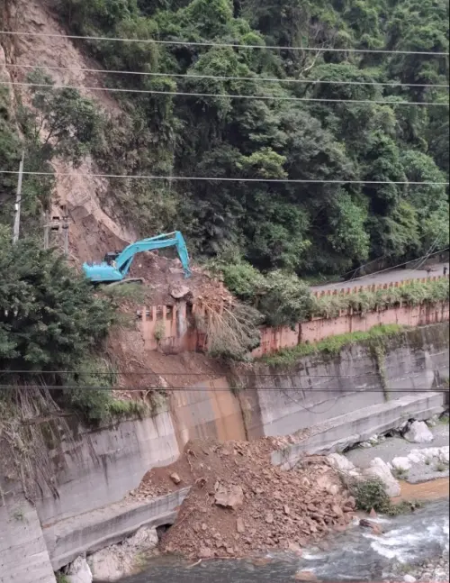 ▲八仙山國家森林遊樂區林道入口處邊坡坍塌，50位遊客一度受困。（圖／網友彭田田提供，2025.06.20）