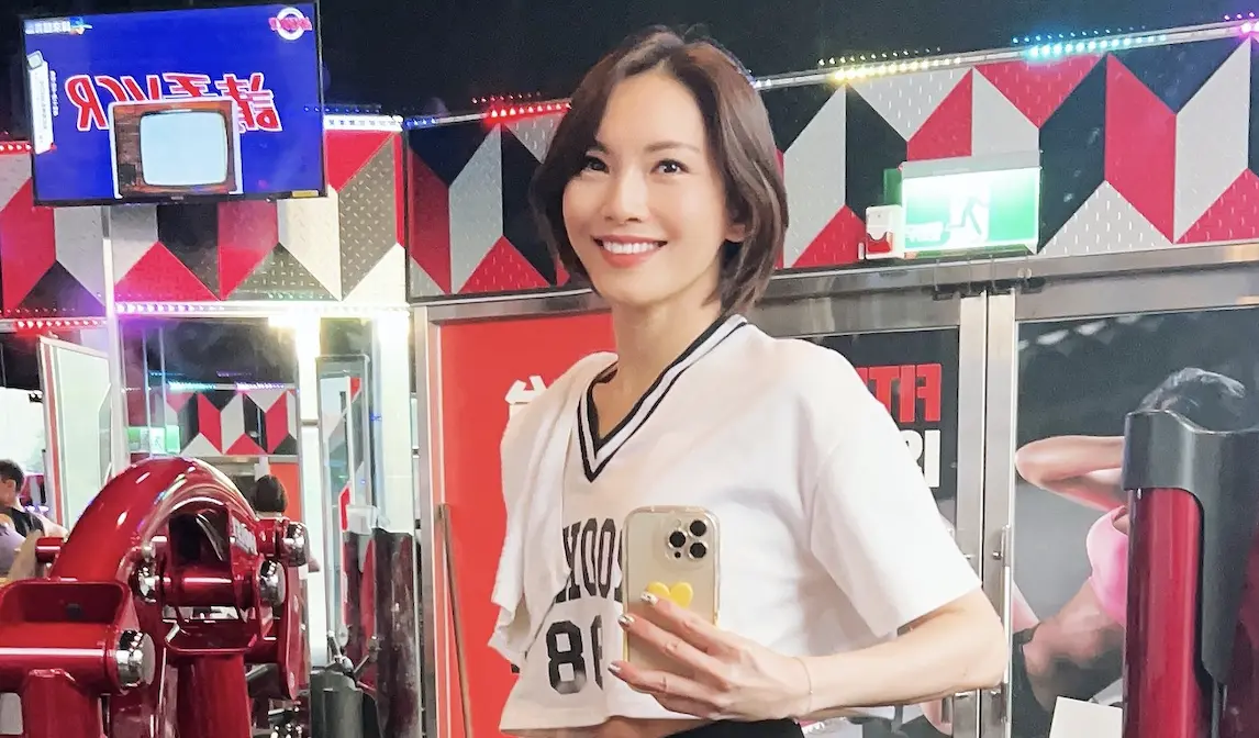 ▲49歲女星林佳儀（如圖）日前在社群上分享健身照，白上衣搭黑短褲秀纖腰長腿，她也自曝過去練臀失敗全因姿勢錯誤，直到教練調整才開始感覺臀部肌肉發力有正確，讓她直呼：「原來一直都錯了！」（圖／林佳儀 IG）
