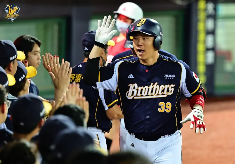 ▲中信兄弟詹子賢敲出2分砲，助隊以4：3退味全龍。（圖／中信兄弟提供）