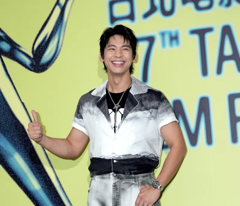 ▲林柏宏拍《96分鐘》有多場動作戲，肩膀和手臂都變很硬，還因此得到新綽號，被叫「湯姆克魯宏」，自己則是覺得拍打戲的時候沒有注意到疼痛，下了戲回家才猛貼痠痛藥布。（圖／記者嚴俊強攝）