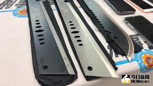 ▲ 警方查扣贓證物包括現金340萬6,000元、柬埔寨紙鈔9萬元、一輛名車瑪莎拉蒂、18支手機、3把砍刀及1台點鈔機等。（圖／刑事局提供）