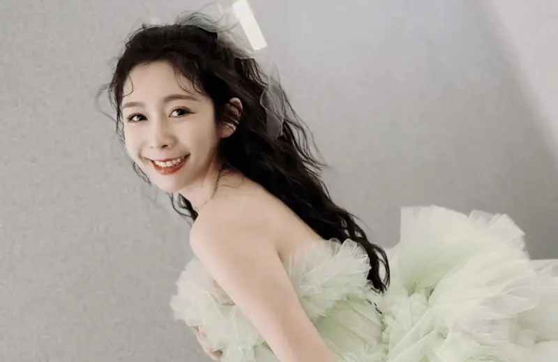 ▲女星Albee（如圖）近期被爆料正和喜劇演員賀瓏熱戀ING，如今女方在風波後首度發聲，在社群上曬出與好友若綺的接吻短片，直言：「好久沒和小寶一起工作。」心情似乎未受影響。（圖／IG albeefin）