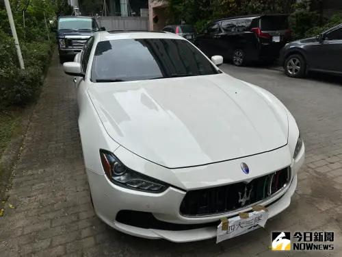 ▲ 警方查扣贓證物包括現金340萬6,000元、柬埔寨紙鈔9萬元、一輛名車瑪莎拉蒂、18支手機、3把砍刀及1台點鈔機等。（圖／刑事局提供）