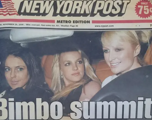 ▲琳賽蘿涵（左起）、布蘭妮與芭黎絲希爾頓擠在一台車內的合照，曾登上八卦刊物《紐約郵報》封面，也讓她們的「惡女幫」形象深植觀眾心中。（圖／摘自IG）