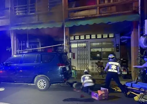 ▲ 高雄市新興區一棟透天民宅突發火警，一名61歲父親為救受困的4歲兒子，疑似從二樓跳樓逃生，父子雙雙墜落。（圖／翻攝畫面）