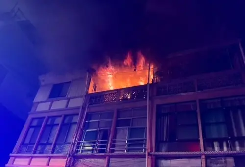 ▲ 高雄市新興區一棟透天民宅突發火警，一名61歲父親為救受困的4歲兒子，疑似從二樓跳樓逃生，父子雙雙墜落。（圖／翻攝畫面）