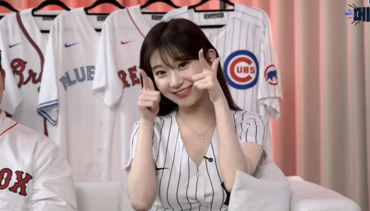 ▲韓籍啦啦隊女神李珠珢（如圖）近日在節目上坦言，爆紅後壓力非常大，更自爆會看網友留言因此傷心，「擔心大家會罵我。」讓球星金炳賢鼓勵她要享受過程，害得李珠珢差點淚崩。（圖／MLB Korea (MLB 코리아) YouTube）