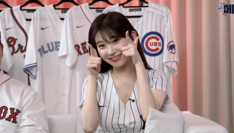 ▲韓籍啦啦隊女神李珠珢（如圖）近日在節目上坦言，爆紅後壓力非常大，更自爆會看網友留言因此傷心，「擔心大家會罵我。」讓球星金炳賢鼓勵她要享受過程，害得李珠珢差點淚崩。（圖／MLB Korea (MLB 코리아) YouTube）