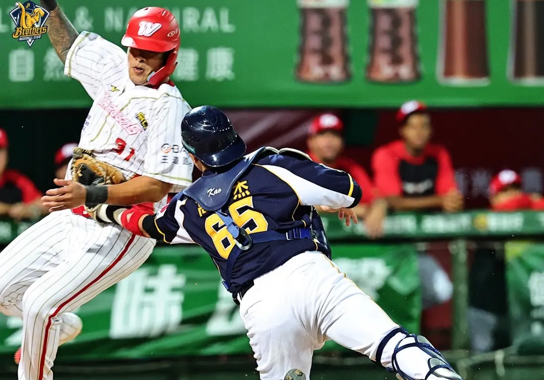 ▲味全龍林智勝在第4局搶攻本壘，不料卻在本壘前遭到觸殺出局。（圖／中信兄弟提供）