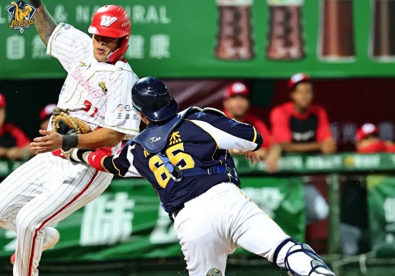 ▲味全龍林智勝在第4局搶攻本壘，不料卻在本壘前遭到觸殺出局。（圖／中信兄弟提供）