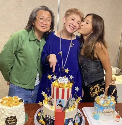 ▲吳君如（中）女兒Jillian（右）考進美國前10名校，一年僅錄取18人。（圖／吳君如 IG）