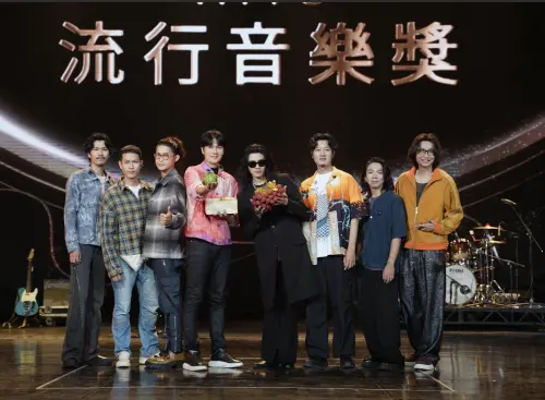 ▲宇宙人與麋先生收到Hit Fm聯播網獻上小玉西瓜和「玉荷包」荔枝的彩排好禮。（圖／Hit Fm聯播網提供）