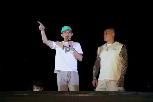 ▲「館長」陳之漢、民眾黨主席黃國昌（左）北所聚集陪陳佩琪「一起等阿北」。（圖／民眾黨提供）