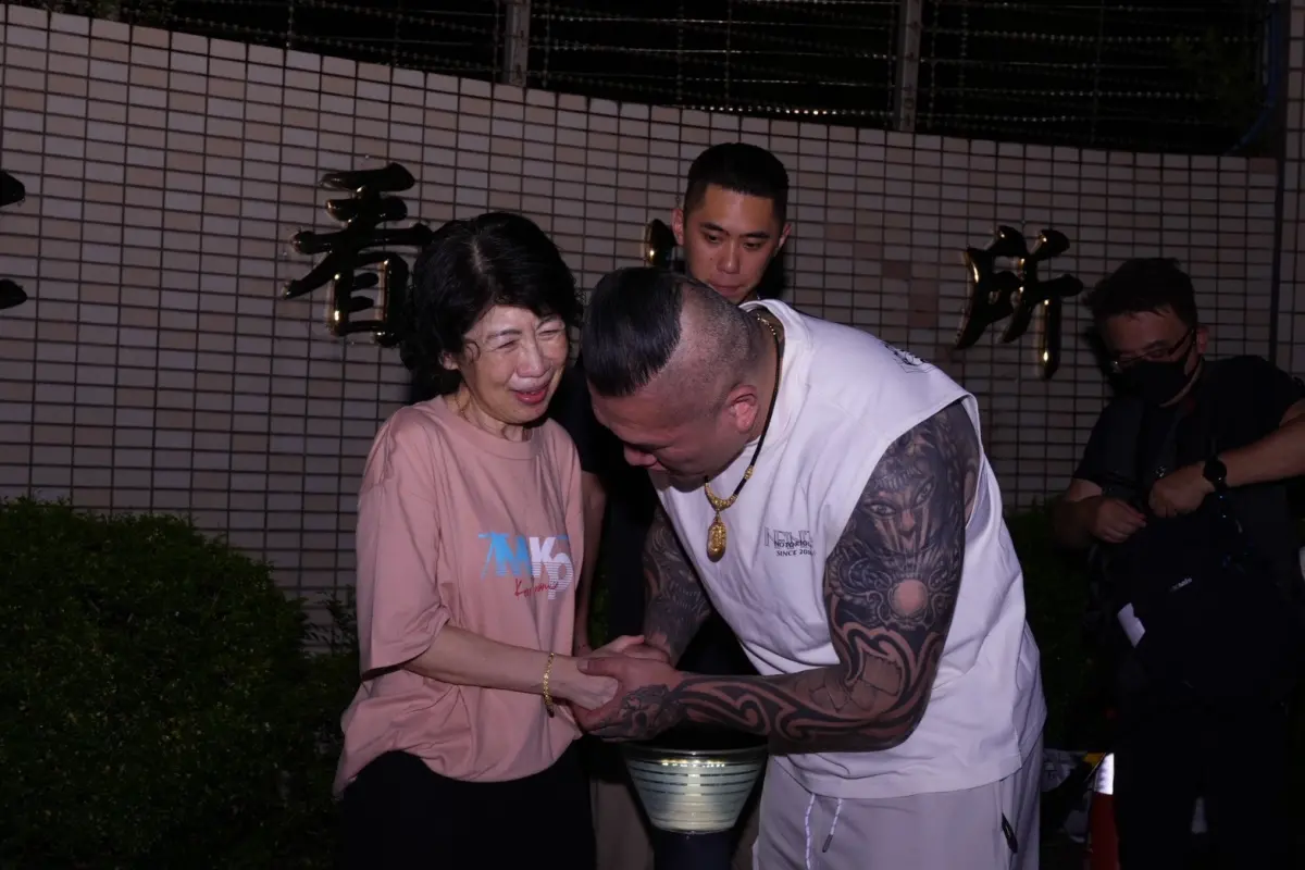 ▲網紅「館長」陳之漢北所陪陳佩琪「一起等阿北」。（圖／民眾黨提供）