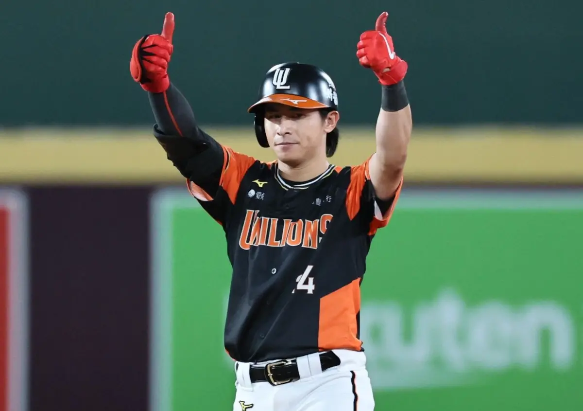 ▲中華棒球英雄、台灣隊長陳傑憲照片遭罷免支持者魔改。（圖／統一獅提供）