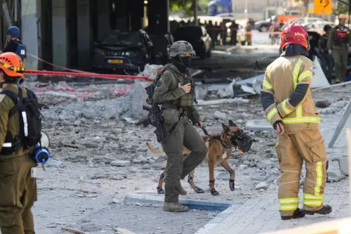 ▲伊朗與以色列的戰爭持續，伊朗當地時間20日又對以色列發射新一輪導彈，以色列北部城市海法（Hafia）遭飛彈轟炸，造成超過20人受傷。（圖／美聯社／達志影像）