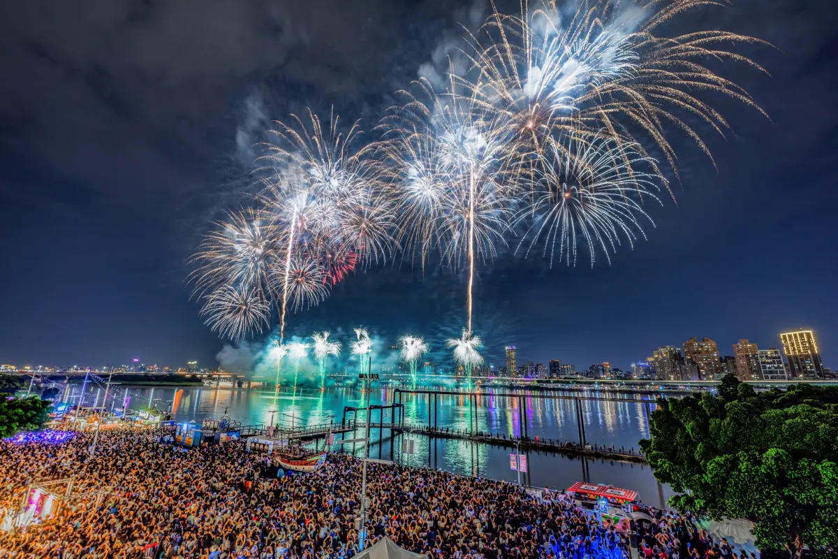 ▲「2025大稻埕夏日節」共有4天煙火秀接連登場，將於8月6日至8月30日施放，《NOWNEWS今日新聞》整理出「2025大稻埕夏日節」交通管制懶人包，提醒民眾及用路人多加注意。（圖／北市觀傳局提供）