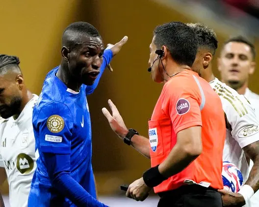 ▲切爾西前鋒Nicolas Jackson（中）在世俱盃D組賽事中，對陣洛杉磯FC期間與主裁判Jesus Valenzuela爭論判決。（圖／美聯社／達志影像）