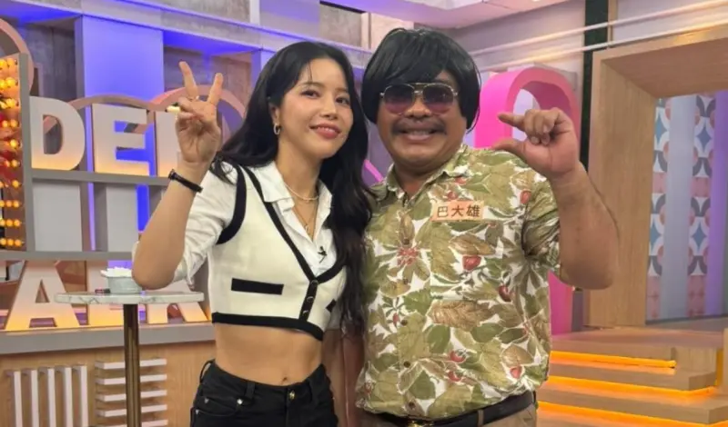 ▲巴大雄（右）與頌樂（左）合照比出「1手勢」，加上貼文的內容不妥，挨批性騷擾頌樂。事後他將照片刪除，也緊急發布中、韓文聲明道歉了。（圖／巴大雄臉書）