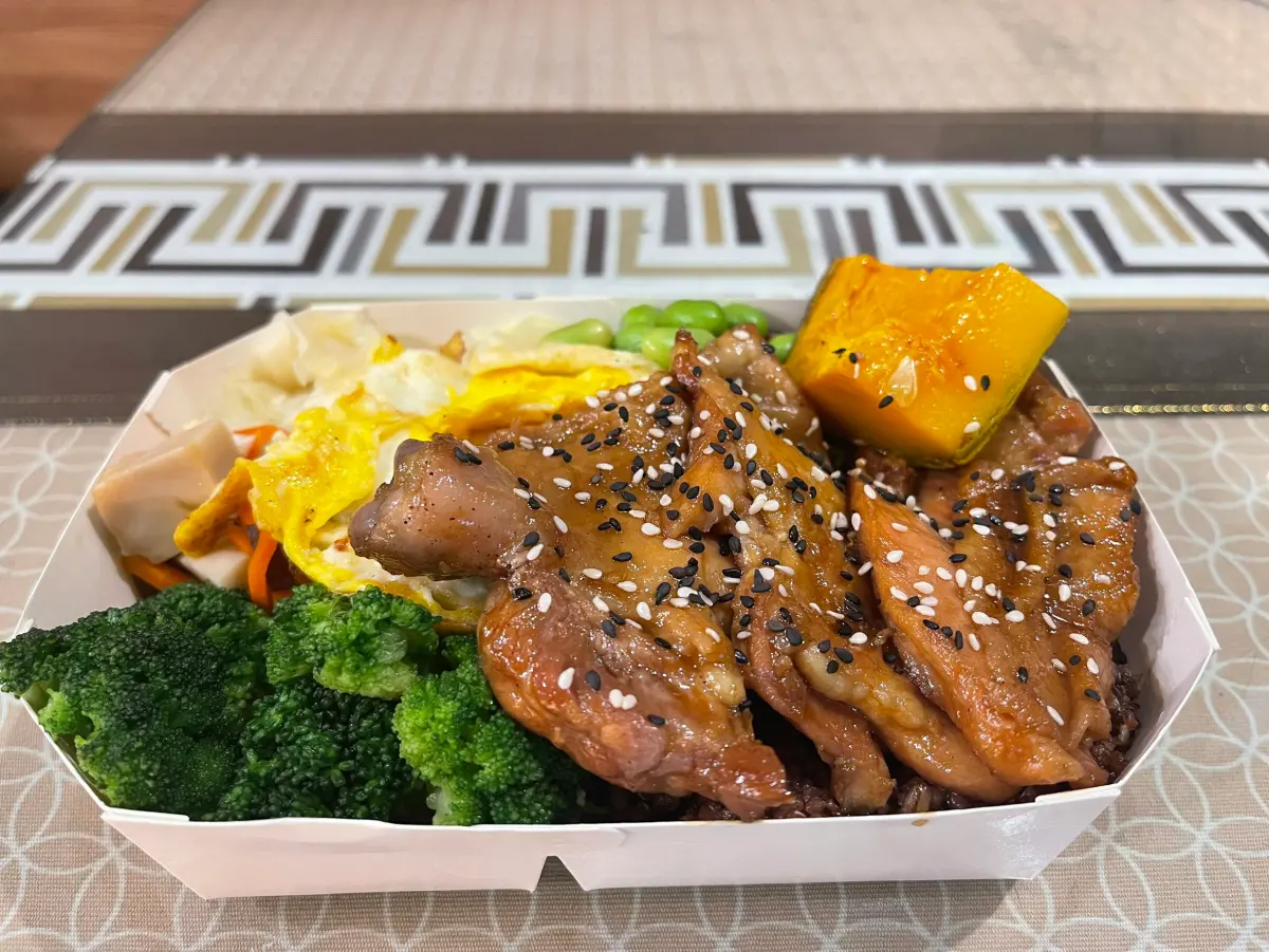 ▲吃完、喝完的紙便當盒、手搖飲要怎麼回收？《NOWNEWS》整理了便當盒回收要洗多乾淨、回收步驟等懶人包。（示意圖／記者張嘉哲攝）