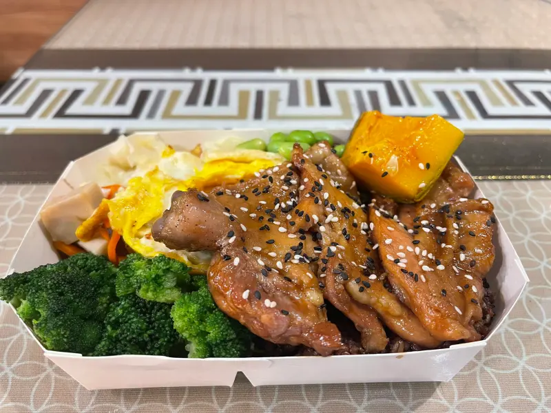 ▲台灣人超級愛吃便當，根據財政部最新統計，2024年台灣便當店數突破1萬家，銷售額衝上315億元的規模。（圖/記者張嘉哲攝）