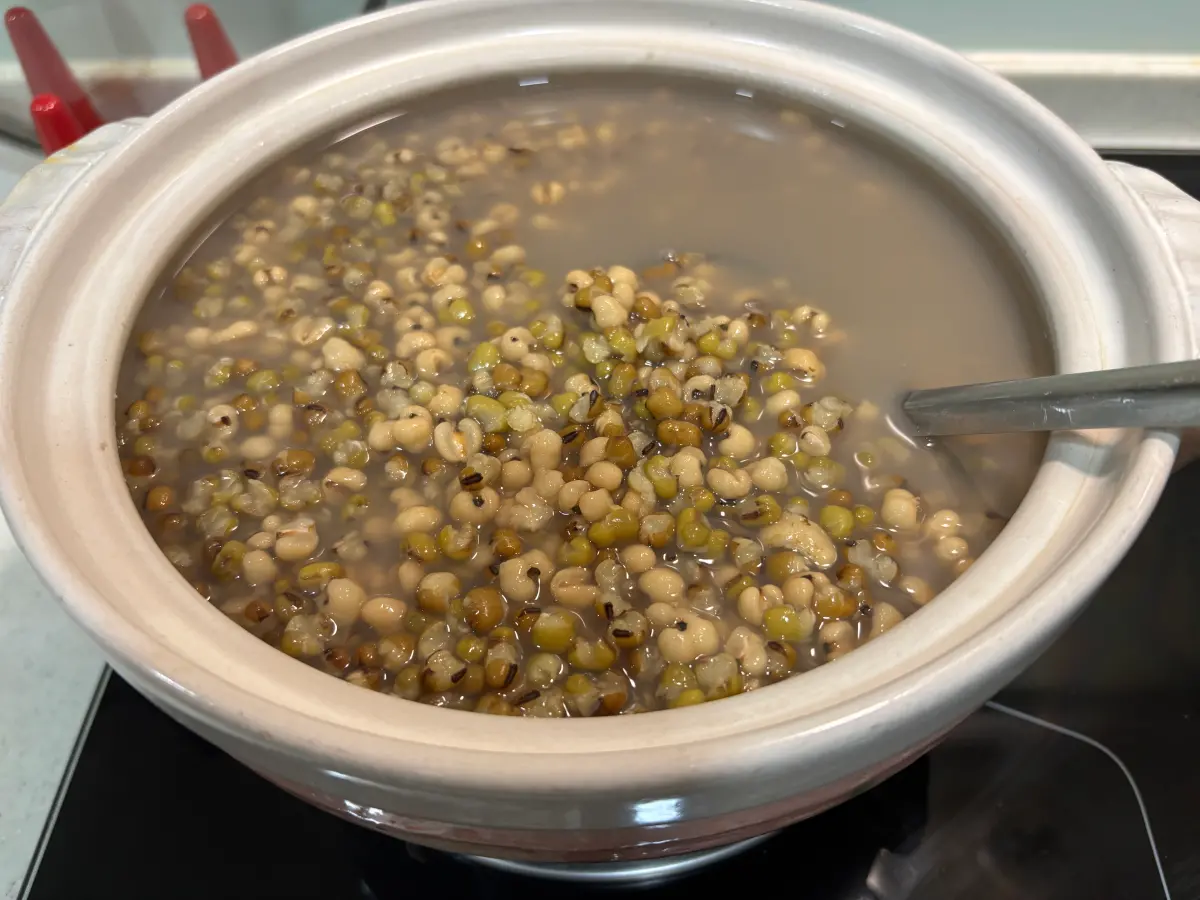 ▲夏天來碗冰涼的綠豆湯最消暑，綠豆湯怎麼煮最好喝呢？大廚分享加「1神物」，能讓整鍋回甘。（圖／記者徐銘穗攝）
