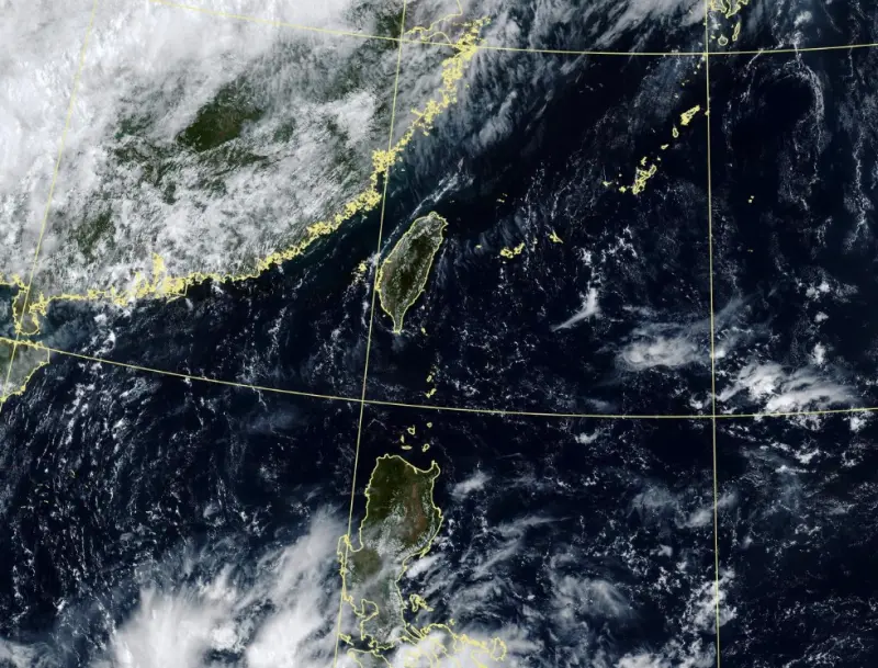 ▲「熱帶擾動」發展機率高，增強成輕颱機率有50％，雖然侵台機率低，但應續觀察模式調整。（圖／翻攝自中央氣象署）