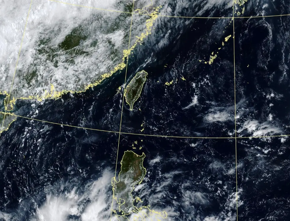▲「熱帶擾動」發展機率高，增強成輕颱機率有50％，雖然侵台機率低，但應續觀察模式調整。（圖／翻攝自中央氣象署）