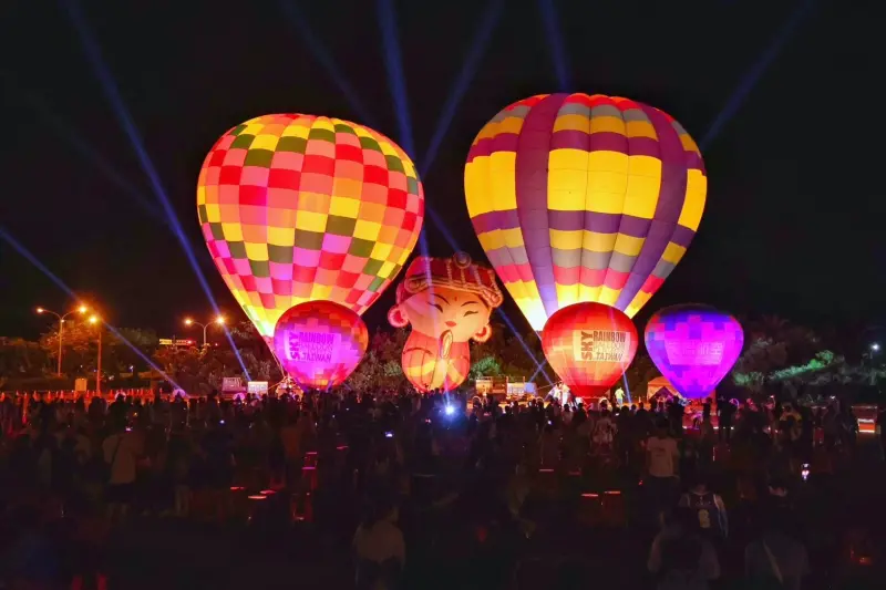 ▲臺南熱氣球派對將於今（21）日登場，至明天6月22日，地點就在臺南市政府永華市政中心西側廣場及西拉雅廣場歡樂登場，除了有熱氣球繫留體驗、光雕秀及無人機展演外，更攜手超過70家臺南在地旅宿、餐飲與觀光工廠等業者推出專屬優惠。（示意圖／台南市政府提供）