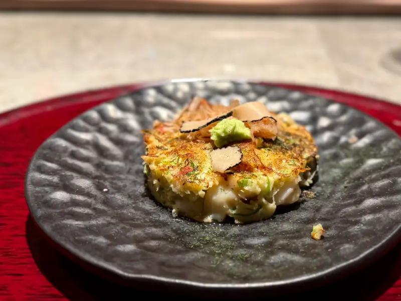 ▲擁有70萬粉絲的網紅名廚日本福岡「照壽司」渡邊貴義主廚，再度來台，與「初魚 鉄板料亭」攜手將於即日起至22日推出餐會，餐宴上將吃得到史上用料最高級的御好燒。（圖／記者葉盛耀攝）