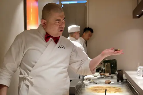 ▲擁有逾70萬社群粉絲、以「劇場型壽司」紅遍全球的「照壽司」主廚渡邊貴義，每次上次都有其標準pose，誇張又詼諧。（圖／記者葉盛耀攝）