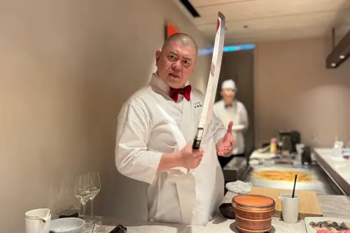 ▲照壽司由第三代店主渡邊貴義接手後，從傳統壽司店轉型為享譽國際的高端餐廳，以誇張式的「劇場型壽司」表演聞名。（圖／記者葉盛耀攝）