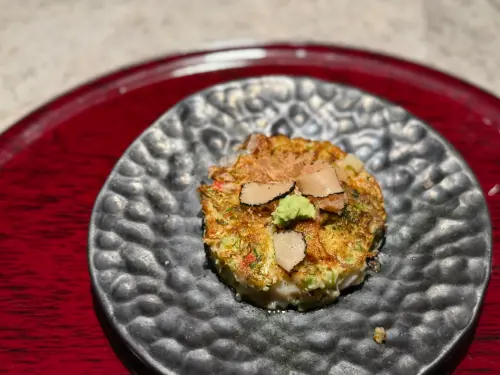 ▲使用車蝦、生蠔、干貝等豪華食材，以及明太子等做成的「御好燒」，上頭還有松露。（圖／記者葉盛耀攝）