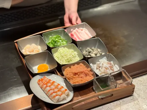 ▲「御好燒」用料澎湃，包含車蝦、生蠔、干貝、明太子與松露等。（圖／記者葉盛耀攝）