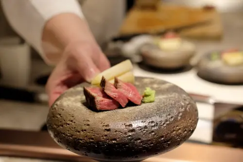 ▲餐會也吃得到A5和牛夏多布里昂牛排，柔嫩又多汁。（圖／記者葉盛耀攝）