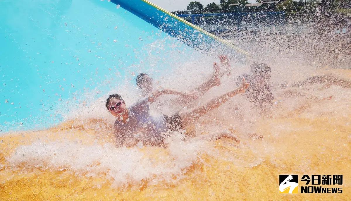 ▲夏天到泳池戲水，讓男性女乳症患者備感壓力。（圖／NOWNEWS攝影中心）