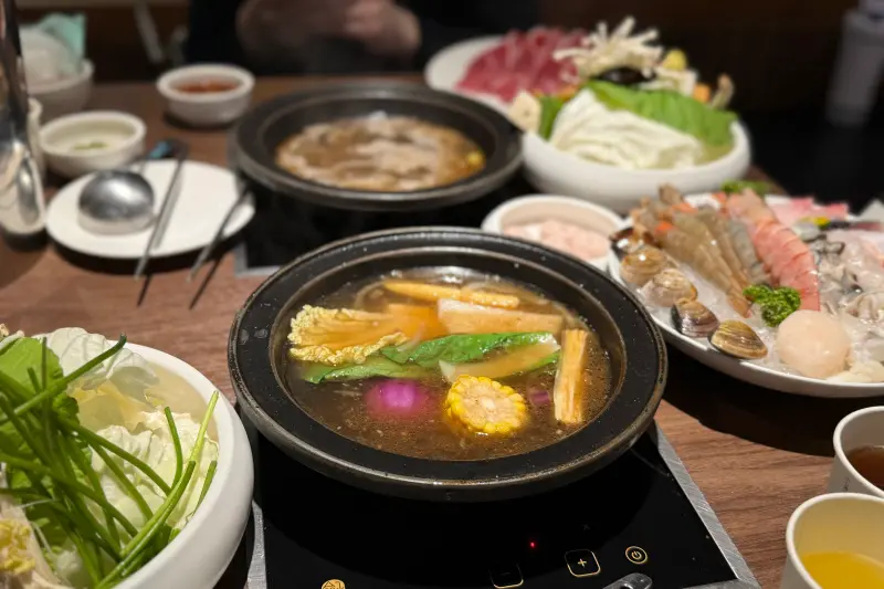 ▲被網友們封為「台中最狂火鍋店」的連鎖火鍋品牌「萬客什鍋」，全台第九家分店插旗新北新莊區，並推出「到店好禮5選1」活動，6月22日前凡現場加入會員並掃描QR Code領券，即可免費兌換鳳梨蝦球等好禮5選1。（圖／記者葉盛耀攝）