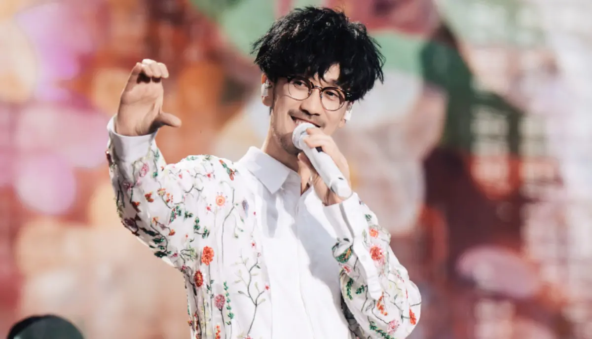 ▲56歲周傳雄過去因罹患胃病，一度暴瘦到剩49公斤，整個人瘦成「皮包骨」，直到近年才總算好轉。近日周傳雄更在中國舉行巡演，狀態看起來很不錯。（圖／周傳雄微博）