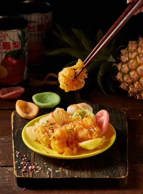 新莊店推出「到店好禮5選1」活動,6月 22日前凡現場加入會員並掃描QR Code領券,即可免費兌換鳳梨蝦球、香辣臭豆腐、滑嫩巴沙魚、手工花枝漿或船凍白蝦。(圖/萬客什鍋提供) ▲新莊店推出「到店好禮5選1」活動,6月 22日前凡現場加入會員並掃描QR Code領券,即可免費兌換鳳梨蝦球、香辣臭豆腐、滑嫩巴沙魚、手工花枝漿或船凍白蝦。(圖/萬客什鍋提供)