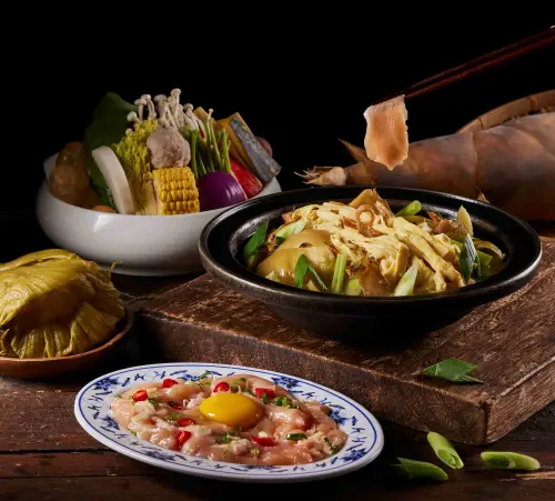 萬客什鍋因應新莊新分店開幕,推出新鍋物「酸香筍乾滑雞鍋」,主打經典古早味的酸香系。(圖/萬客什鍋提供) ▲萬客什鍋因應新莊新分店開幕,推出新鍋物「酸香筍乾滑雞鍋」,主打經典古早味的酸香系。(圖/萬客什鍋提供)