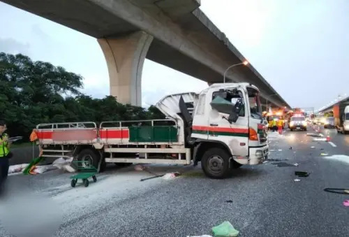 ▲畫面中可見，一名男子站在車道中間不斷揮舞雙手，似乎在示警，而前方則有兩輛轎車停在路上。初步研判，大貨車疑似是為了閃避事故現場與人員，才緊急轉向，導致失控翻覆。（圖／翻攝畫面）