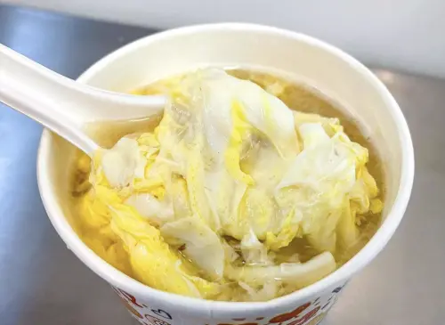 許多老饕都建議來好朋友涼麵,要加點一碗味噌湯加蛋。(圖/翻攝米其林官網) ▲許多老饕都建議來好朋友涼麵,要加點一碗味噌湯加蛋。(圖/翻攝米其林官網)