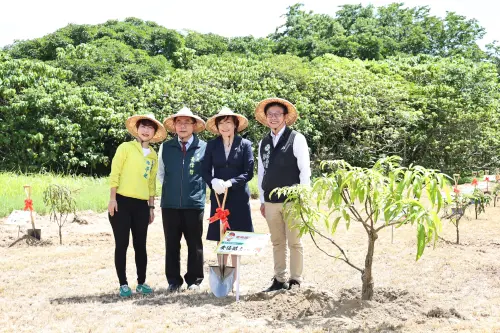 ▲台南市長黃偉哲與日本前首相安倍晉三夫人安倍昭惠等國內外友人,在走馬瀨農場名人芒果園手植芒果樹。(圖/南市府提供) ▲台南市長黃偉哲與日本前首相安倍晉三夫人安倍昭惠等國內外友人,在走馬瀨農場名人芒果園手植芒果樹。(圖/南市府提供)