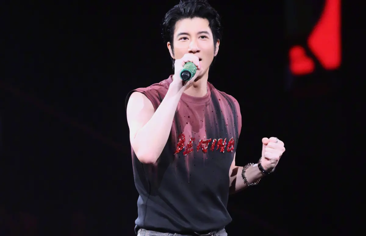 ▲王力宏（如圖）出席2025灣區升明月大灣區電影音樂晚會，唱〈落葉歸根〉時，現場螢幕秀出已故知名歷史學家許倬雲的照片，粉絲才發現原來許倬雲是他七舅公。（圖／王力宏微博）