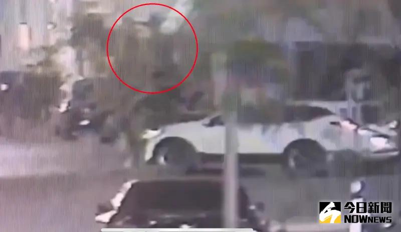 ▲20日高雄市新興區仁愛二街一處透天厝發生火警，一名英勇父親發現4歲兒子沒有逃出，從鄰居的窗戶爬入自家屋內，把孩子救出來，不過過程中卻意外墜樓，重傷昏迷送醫後傷勢穩定。（圖／警方提供）