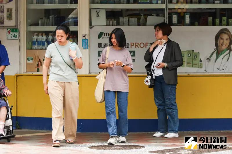 ▲天氣好熱！氣象署預估週五之前還可能有37度以上高溫，你知道穿什麼顏色的衣服最不熱嗎？日本教授實測9種顏色，最吸熱跟最不吸熱相差高達約20度！（圖／記者陳明安攝）