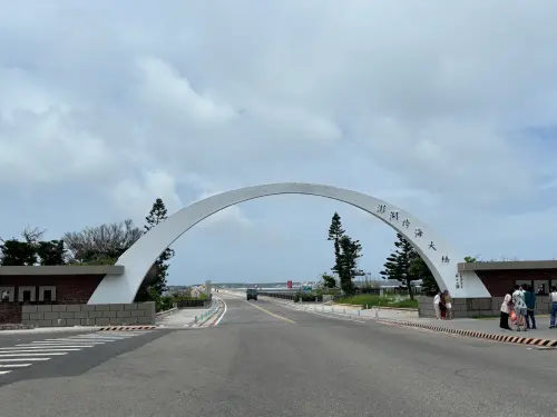 ▲根據統計,澎湖每平方公里約有6家民宿,是所有縣市中密度最高的。圖為澎湖地標跨海大橋。(圖/記者徐銘穗攝) ▲根據統計,澎湖每平方公里約有6家民宿,是所有縣市中密度最高的。圖為澎湖地標跨海大橋。(圖/記者徐銘穗攝)